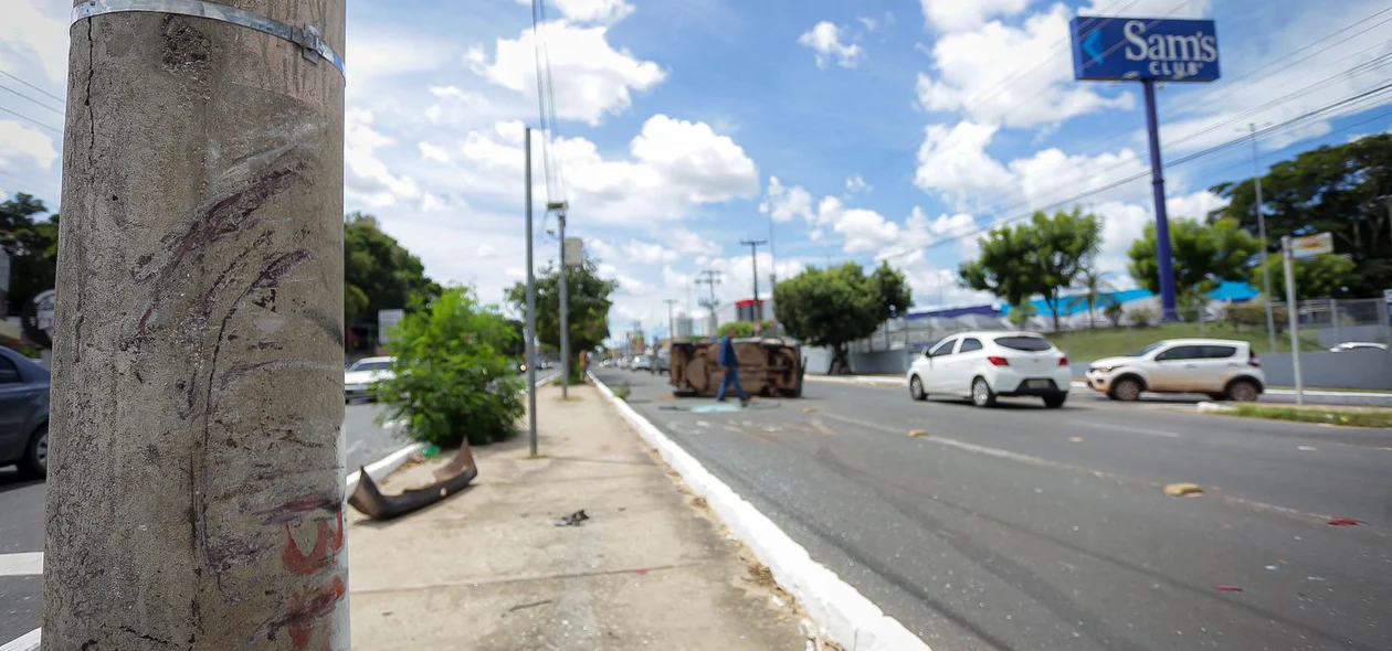 Carro colidiu com o poste antes de capotar