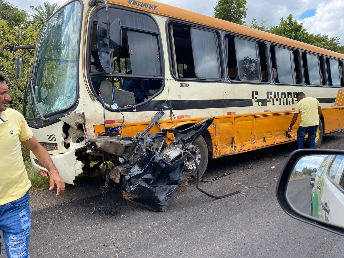 Carro colidiu no ônibus da empresa F. Soares