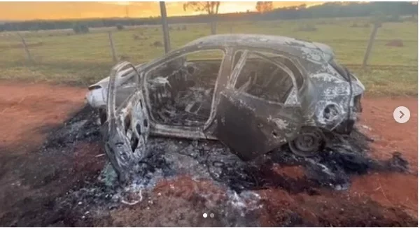 Carro encontrado queimado