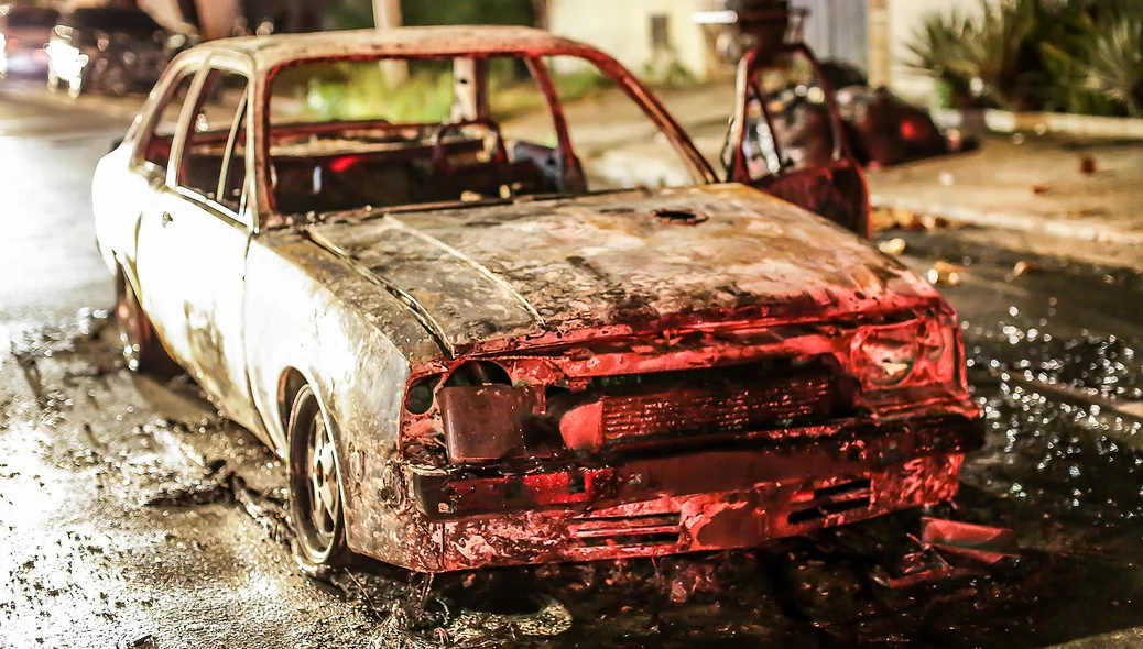 Carro fica destruído após pegar fogo