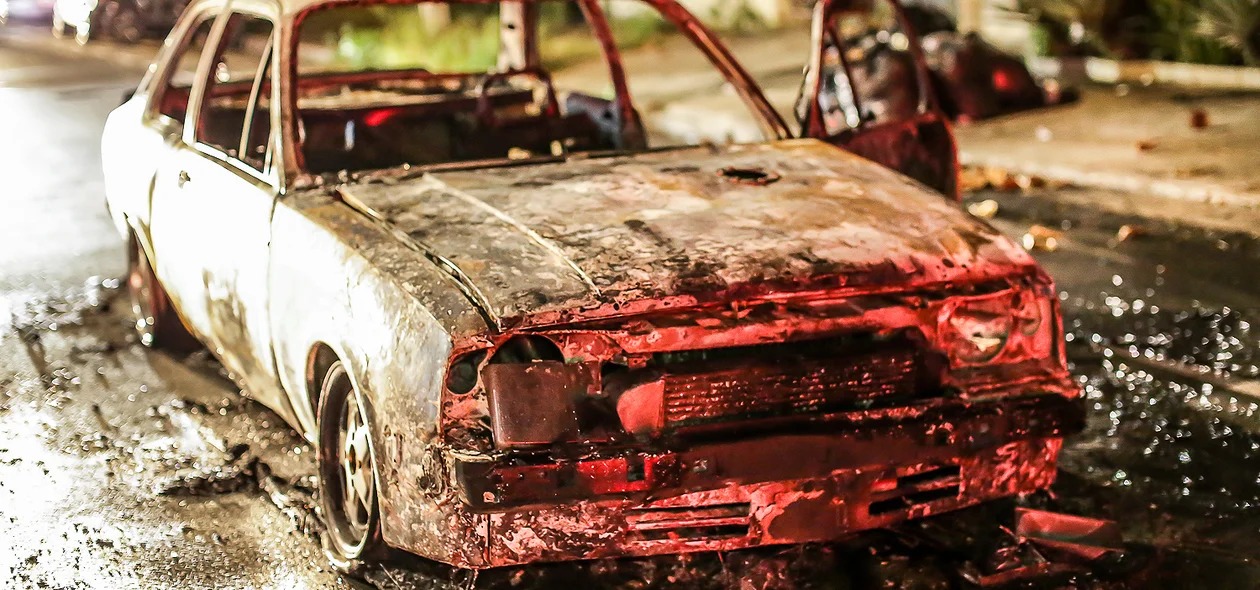 Carro fica destruído após pegar fogo