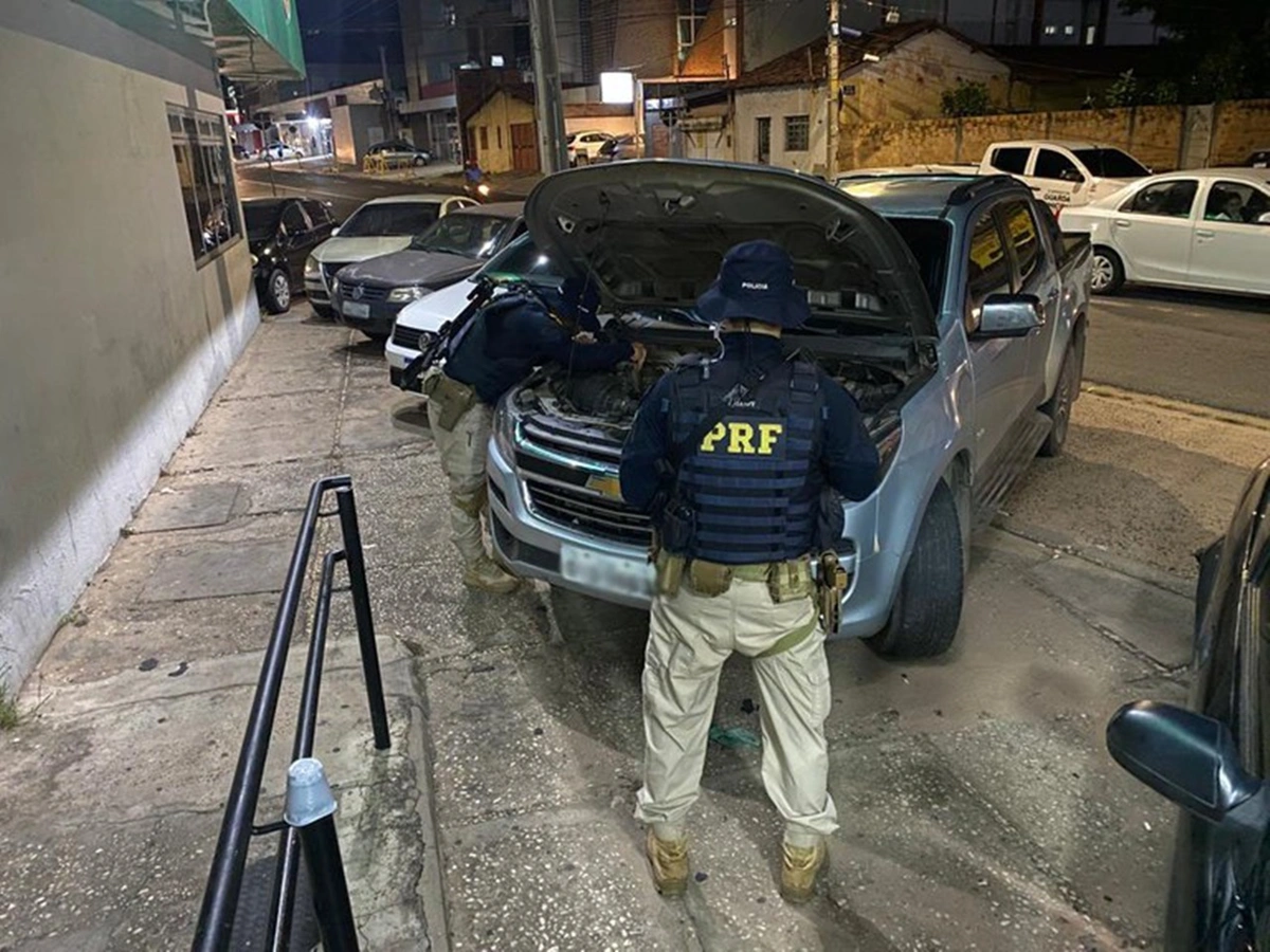 Carro roubado recuperado pela PRF no bairro Dirceu I em Teresina