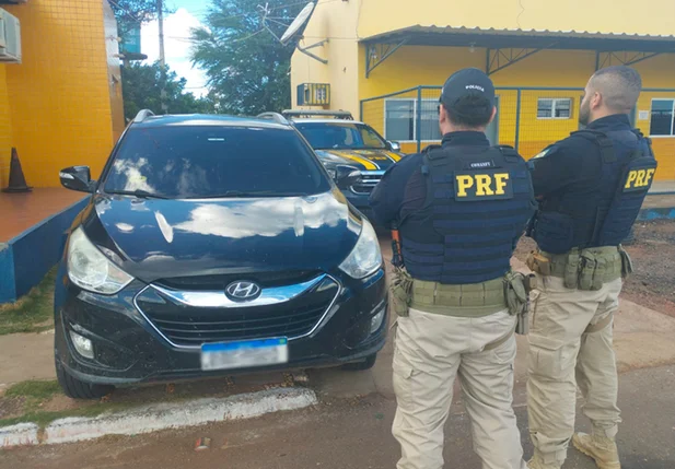 Carro roubado recuperado pela PRF
