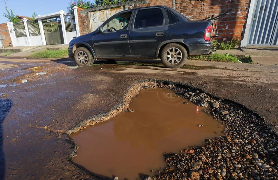 Carros desviando dos buracos da rua Cinco, na zona leste de Teresina
