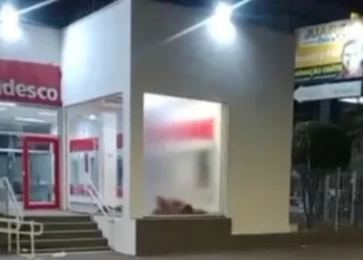 Casal flagrado fazendo sexo no Banco Bradesco