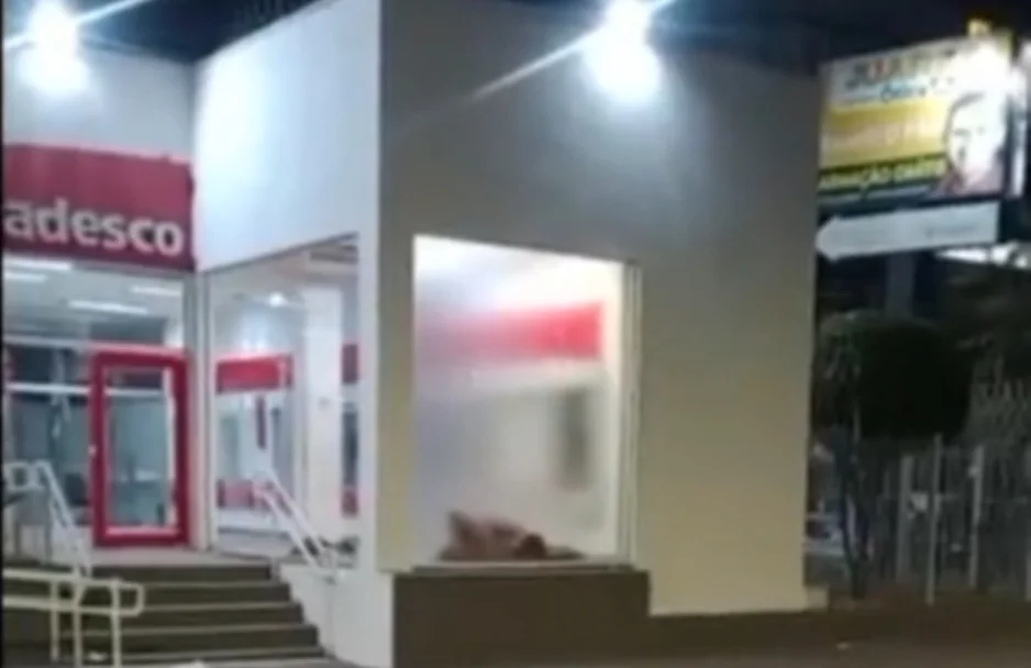Casal flagrado fazendo sexo no Banco Bradesco