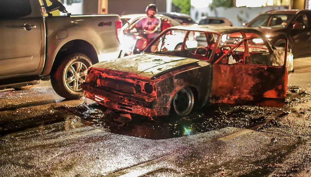 Chevette é destruído por incêndio na região zona Leste de Teresina
