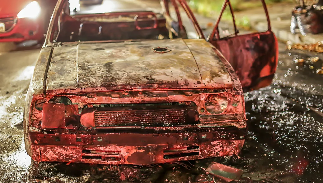 Chevette fica destruído em incêndio