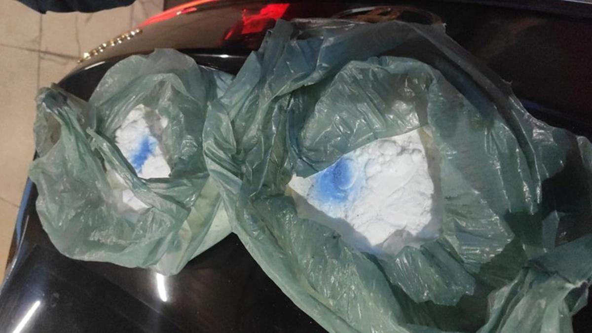 Cloridrato de cocaína foi encontrado no porta-malas do veículo durante abordagem