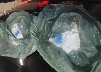 Cloridrato de cocaína foi encontrado no porta-malas do veículo durante abordagem