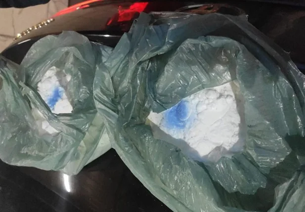 Cloridrato de cocaína foi encontrado no porta-malas do veículo durante abordagem
