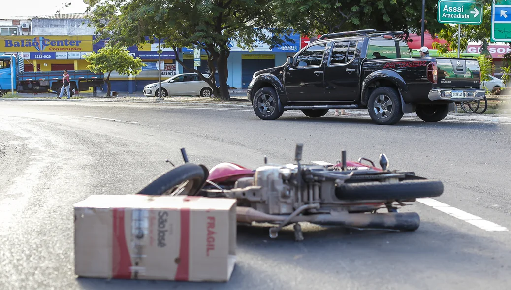Colisão entre caminhonete e moto deixa motociclista ferido