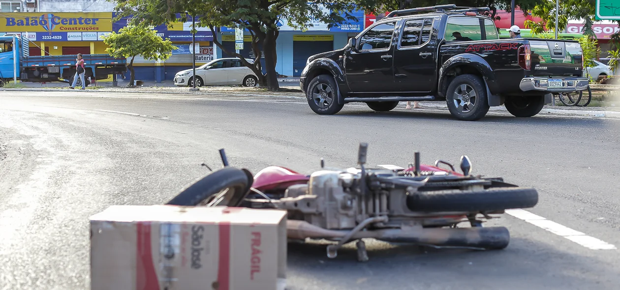 Colisão entre caminhonete e moto deixa motociclista ferido