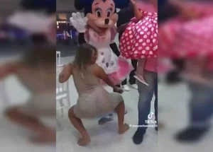 Com vestido transparente, mulher viraliza ao dançar funk na festa da filha