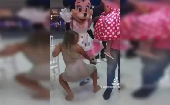 Com vestido transparente, mulher viraliza ao dançar funk na festa da filha