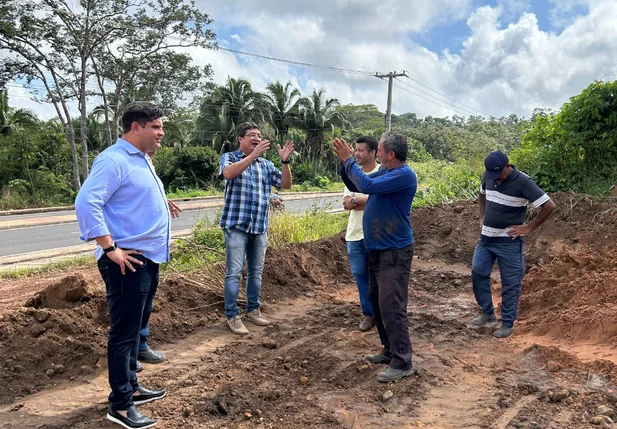 Construção de campo de futebol no bairro Socopo.