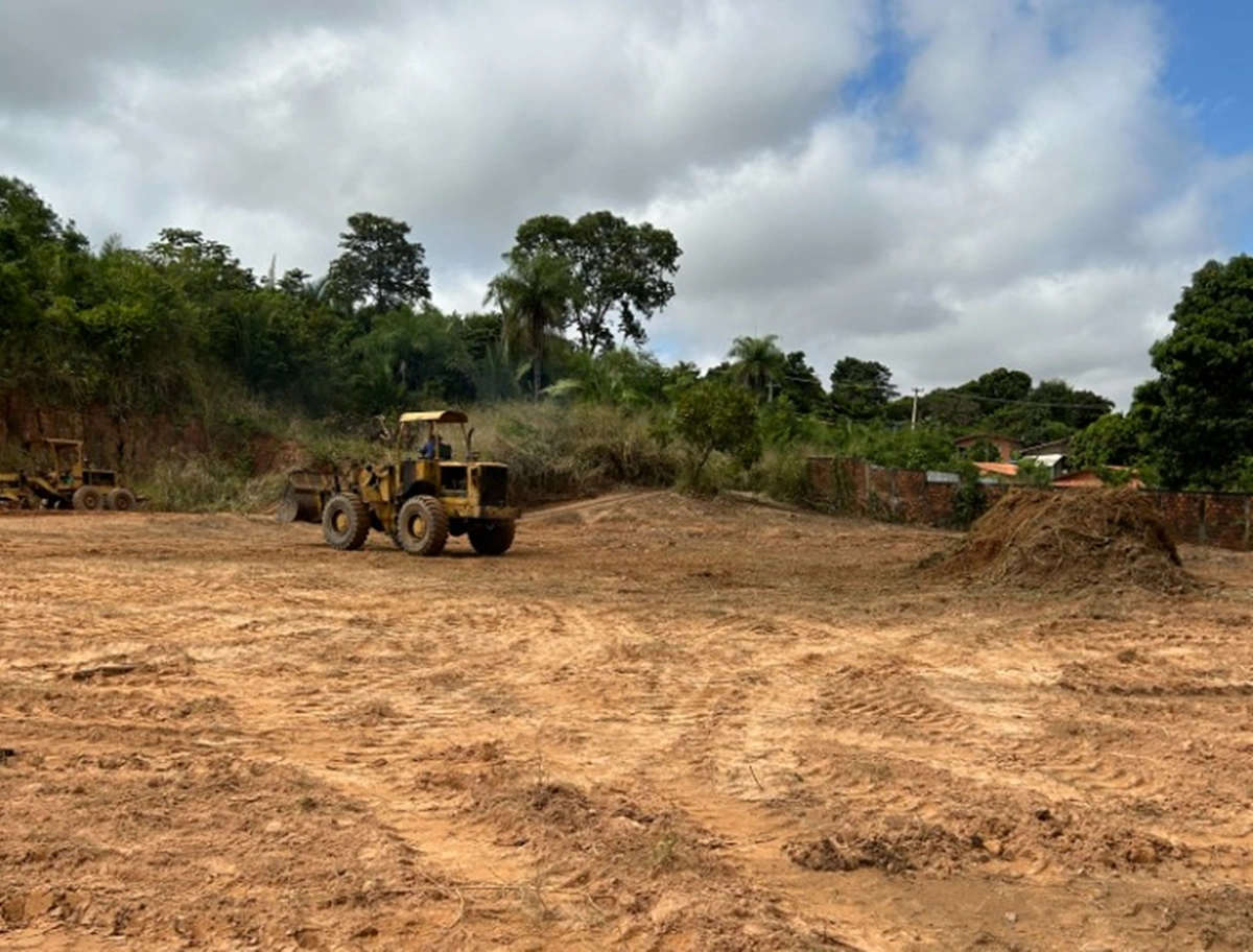 Construção de campo de futebol.