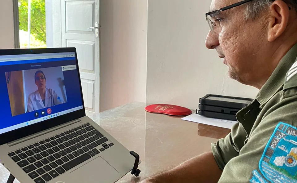 Consulta médica via telecomunicação