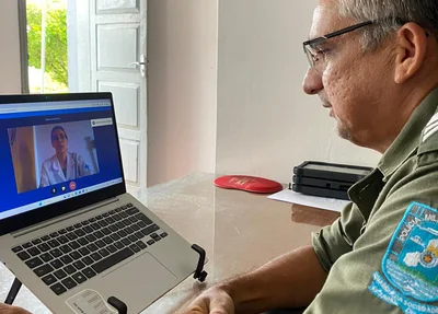 Consulta médica via telecomunicação