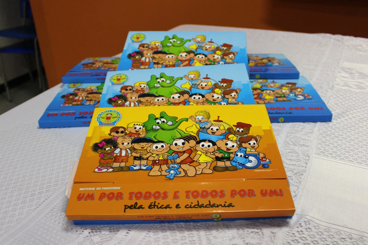 Controladoria-Geral da União entrega kits educacionais à Semec