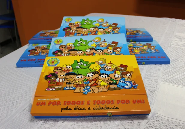 Controladoria-Geral da União entrega kits educacionais à Semec