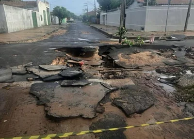 Cratera se formou no meio da rua em Timon