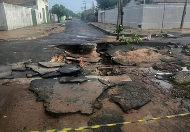 Cratera se formou no meio da rua em Timon