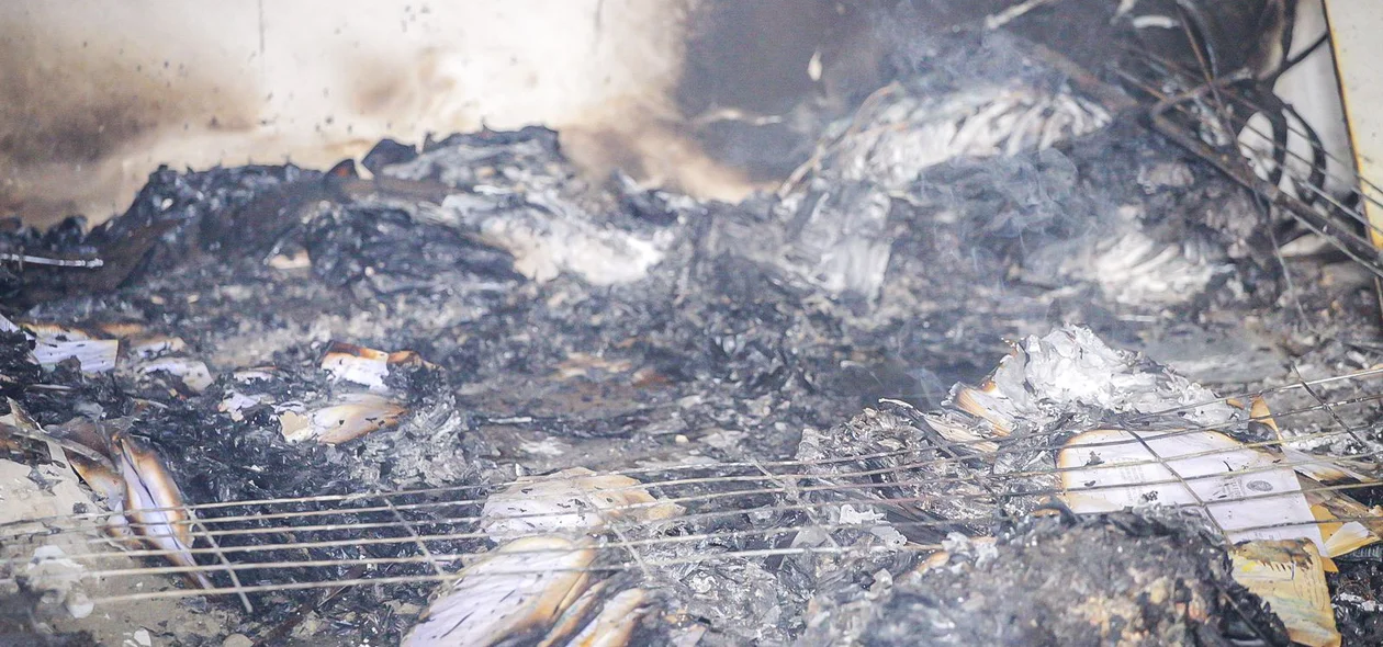 Destroços do incêndio
