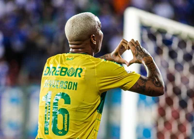 Deyverson comemora gol da vitória do Cuiabá