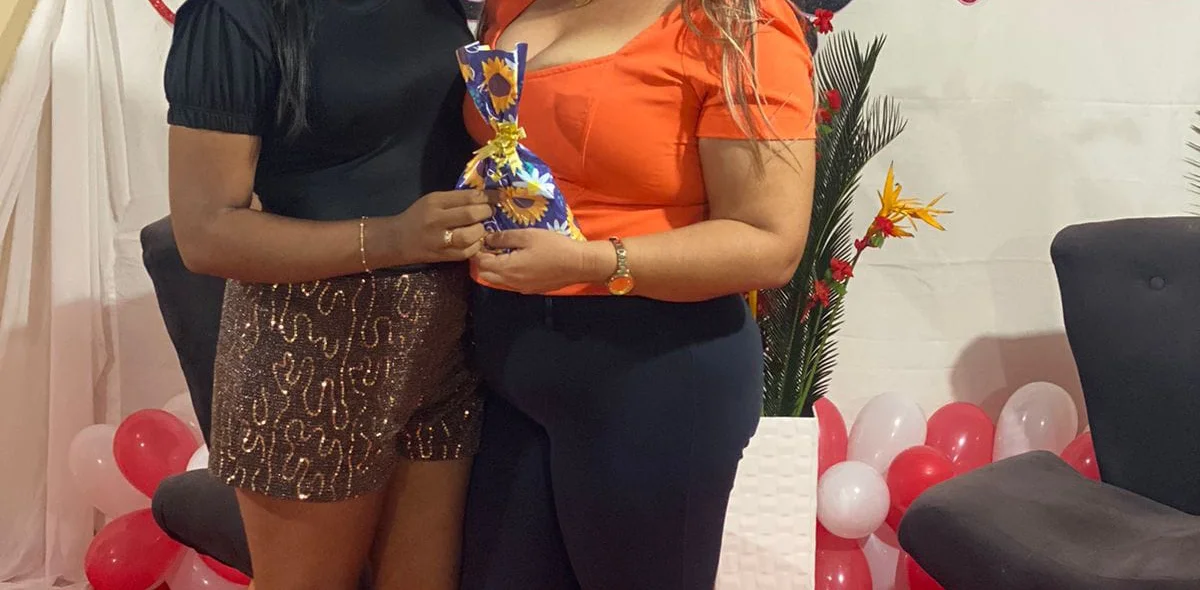 Mulheres sendo premiadas