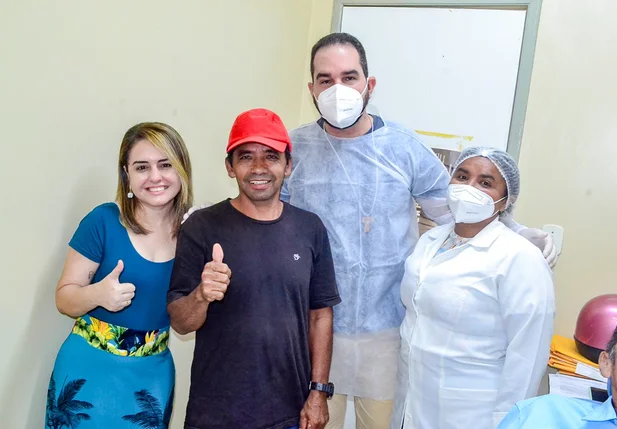 Dr. Paulo ao lado dos pacientes