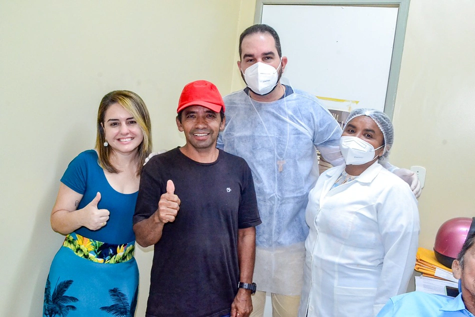 Dr. Paulo ao lado dos pacientes