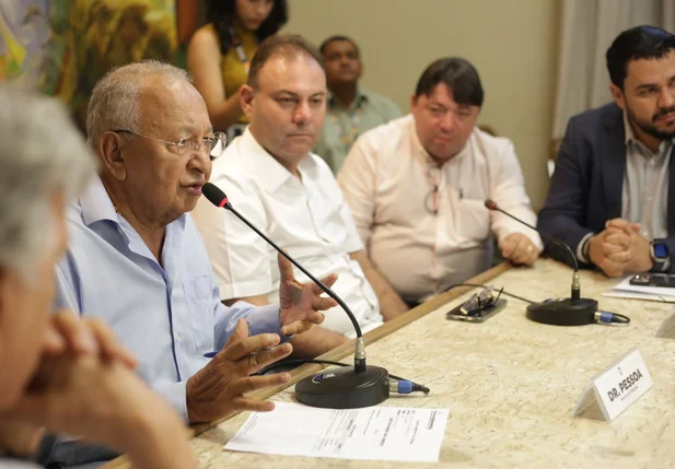 Dr. Pessoa atende reivindicações dos moradores do bairro Alto Alegre em reunião no Palácio da Cidade.