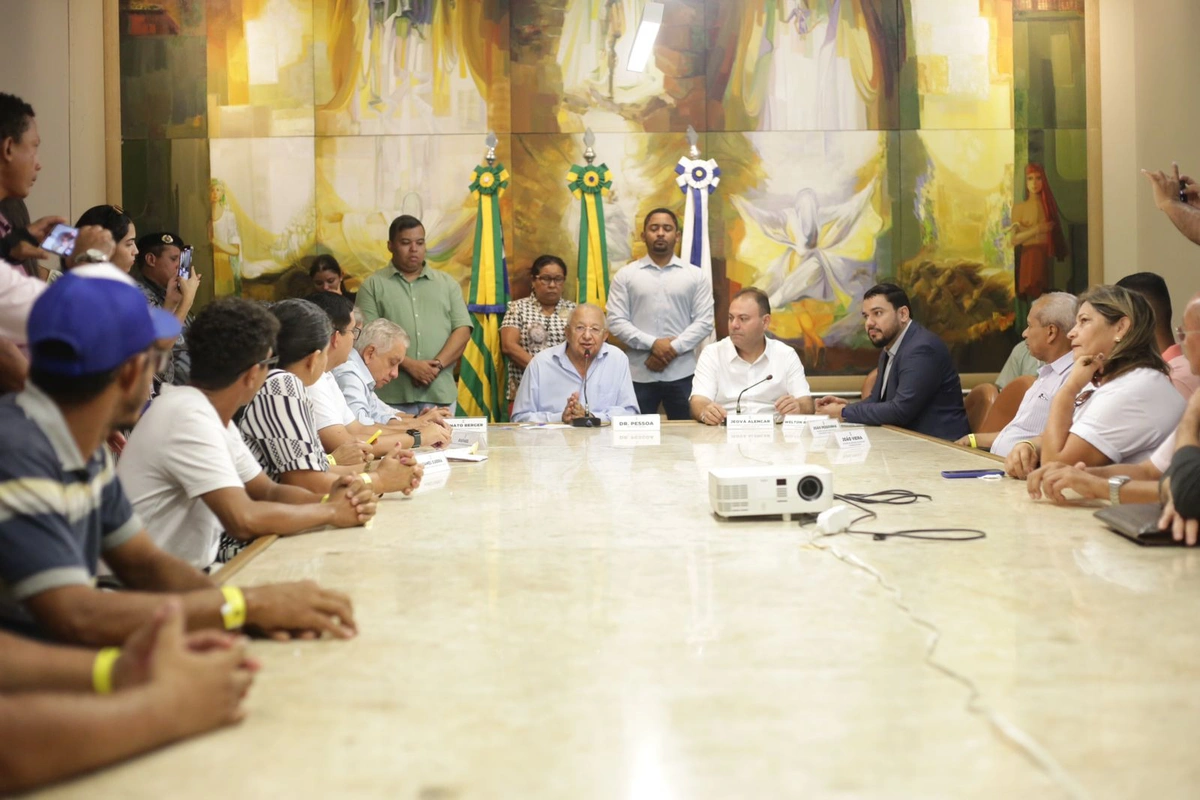 Dr. Pessoa atende reivindicações dos moradores do bairro Alto Alegre em reunião.