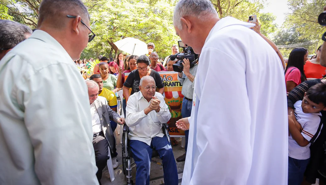 Dr. Pessoa recebe a benção do padre