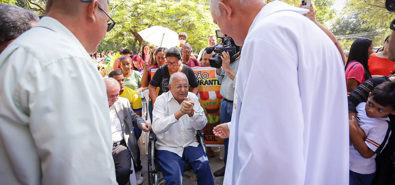 Dr. Pessoa recebe a benção do padre