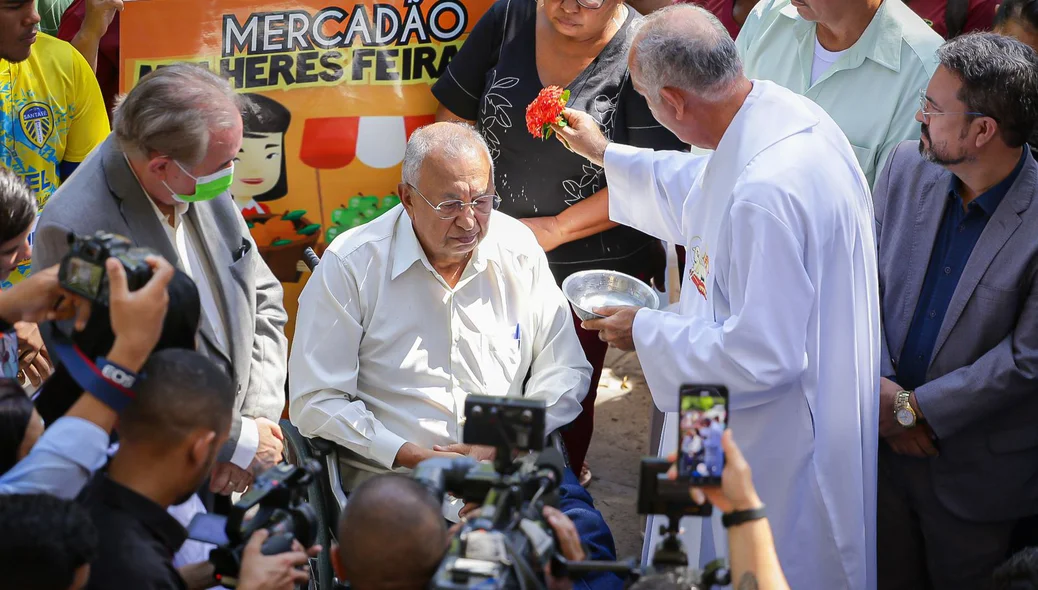 Dr. Pessoa recebe benção do padre durante sua volta ao Palácio da Cidade