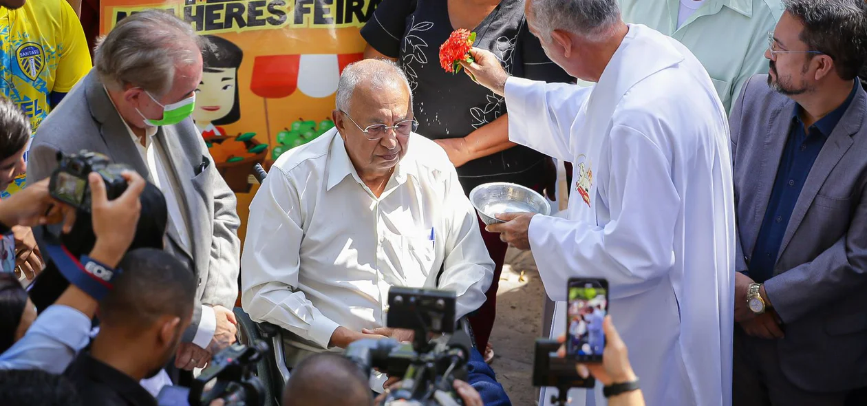Dr. Pessoa recebe benção do padre durante sua volta ao Palácio da Cidade