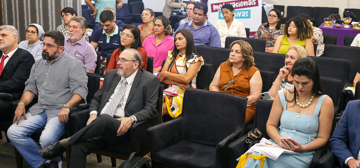 Educadores e filiados participaram da reunião nesta quarta