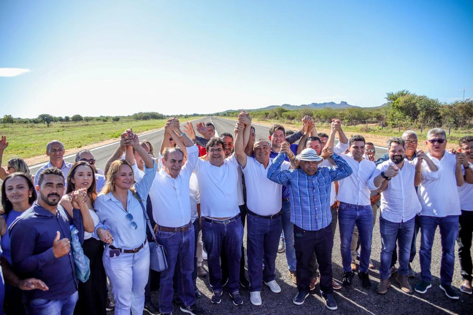 Entrega de pavimentação asfáltica de rodovia em Curimatá