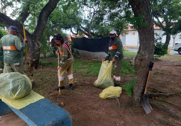Equipe de limpeza em praças da zona Sudeste de Teresina