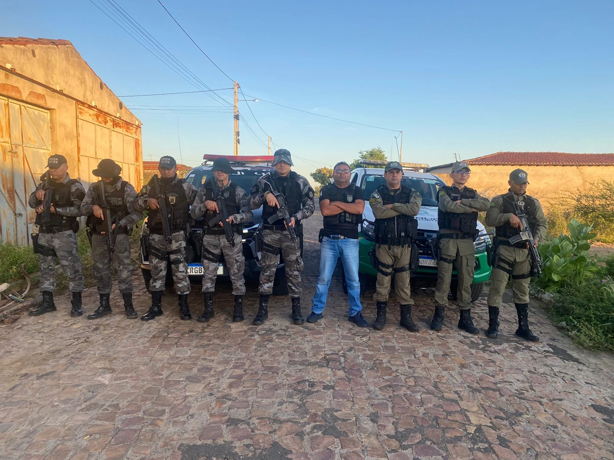 Equipe de policiais do GPM de Acauã e 20° Batalhão de Paulistana