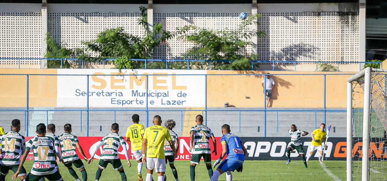 Escanteio perigoso do time do Ypiranga