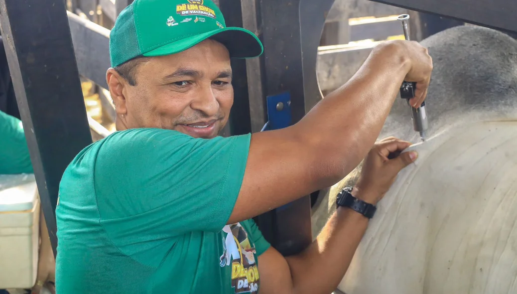 Fábio Abreu aplica a vacina