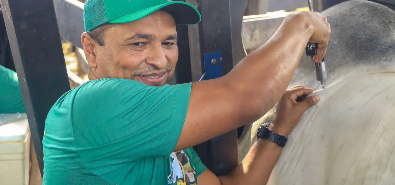 Fábio Abreu aplica a vacina