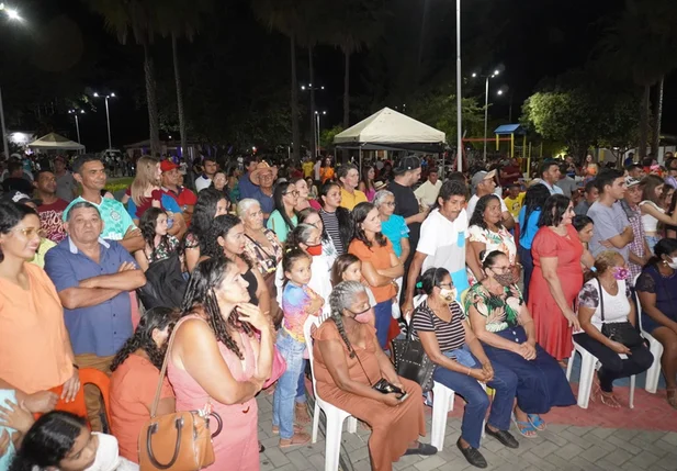 Festa das Mães e do Trabalhador de Jatobá do Piauí lota praça Nossa Senhora das Graças