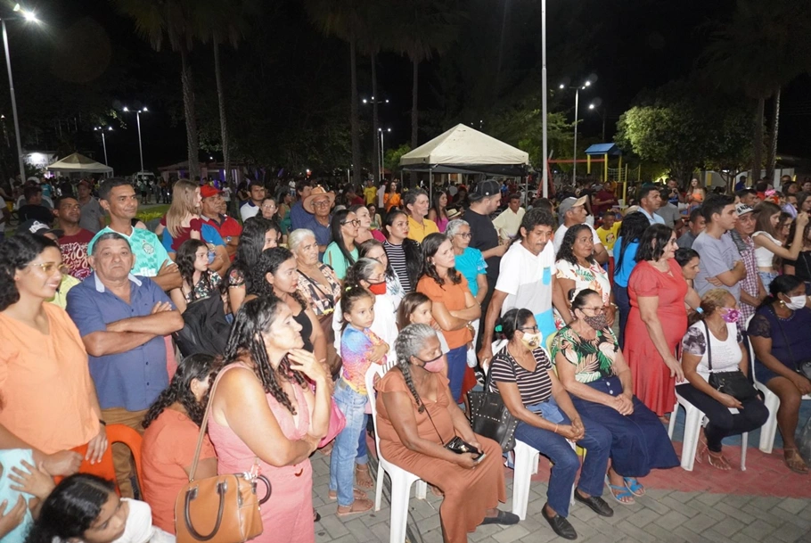 Festa das Mães e do Trabalhador de Jatobá do Piauí lota praça Nossa Senhora das Graças