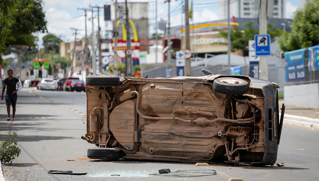 Fiat Uno capotou na Avenida Presidente Kennedy