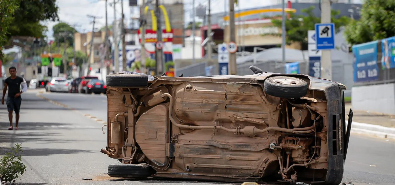 Fiat Uno capotou na Avenida Presidente Kennedy