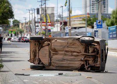 Fiat Uno capotou na Avenida Presidente Kennedy